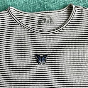 Hollister White and Stripe Tee - size small. Pre-loved condition. 🦋